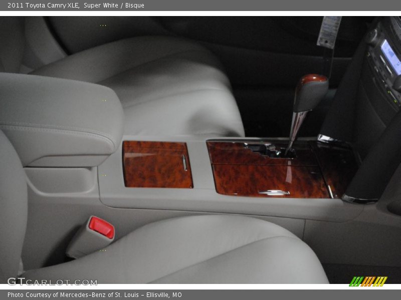 Super White / Bisque 2011 Toyota Camry XLE