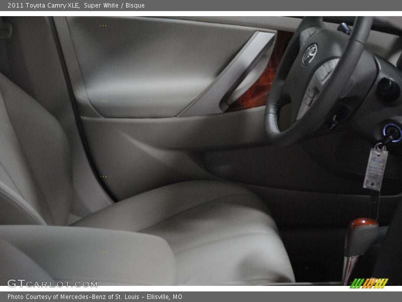 Super White / Bisque 2011 Toyota Camry XLE