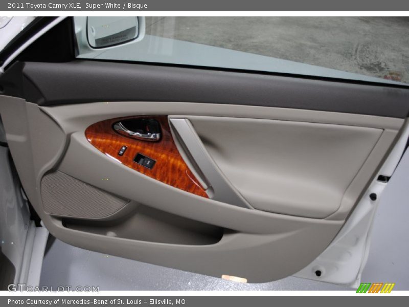 Super White / Bisque 2011 Toyota Camry XLE