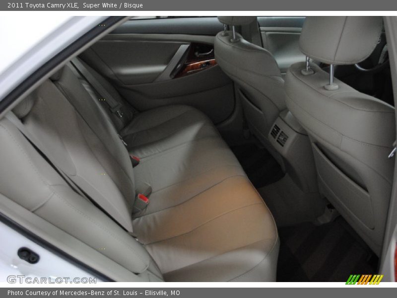 Super White / Bisque 2011 Toyota Camry XLE