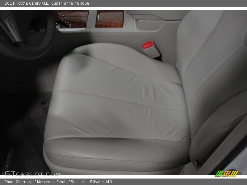 Super White / Bisque 2011 Toyota Camry XLE