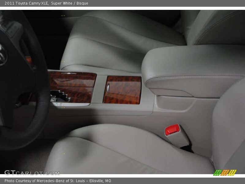 Super White / Bisque 2011 Toyota Camry XLE