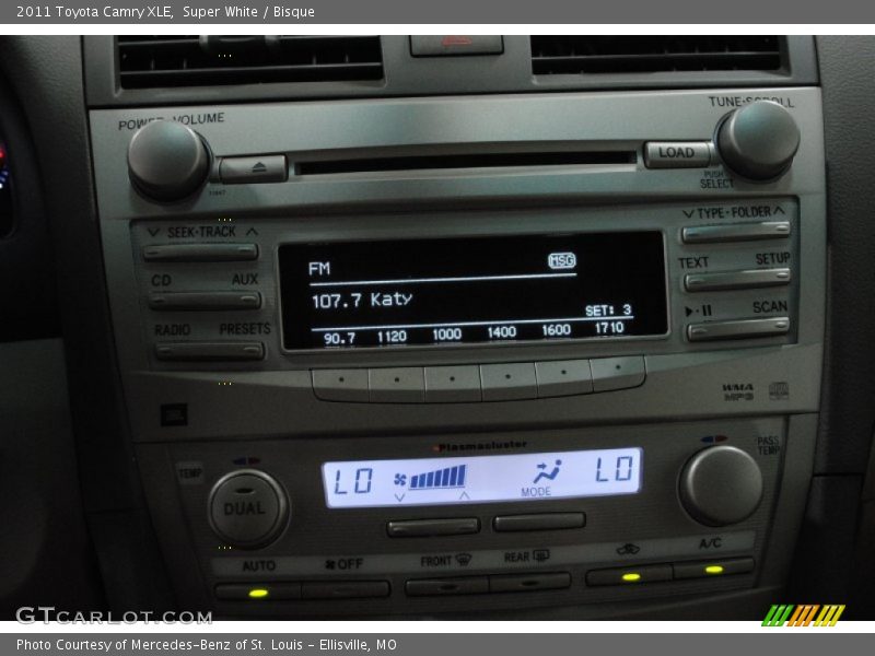 Super White / Bisque 2011 Toyota Camry XLE