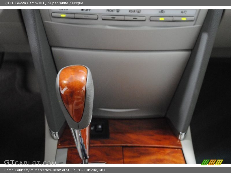 Super White / Bisque 2011 Toyota Camry XLE