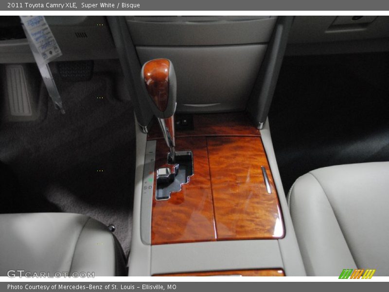 Super White / Bisque 2011 Toyota Camry XLE