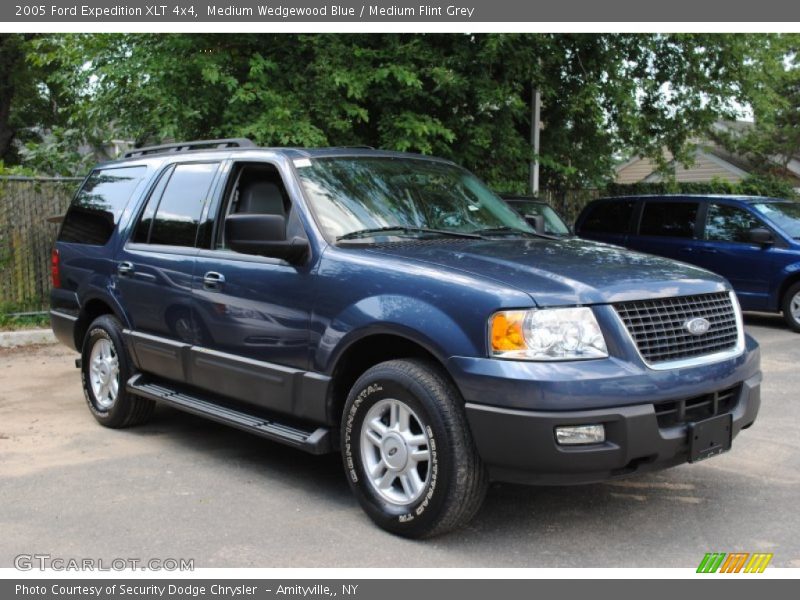 Front 3/4 View of 2005 Expedition XLT 4x4