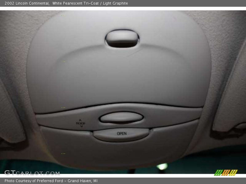 White Pearescent Tri-Coat / Light Graphite 2002 Lincoln Continental