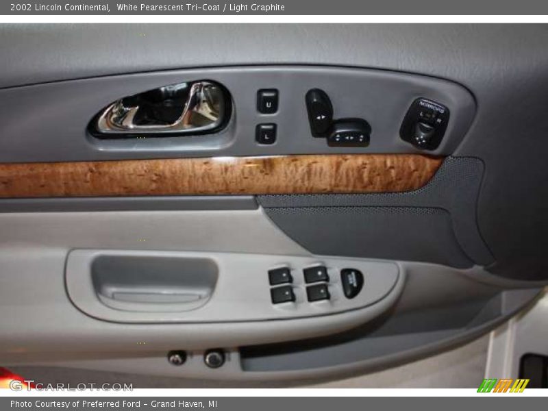White Pearescent Tri-Coat / Light Graphite 2002 Lincoln Continental