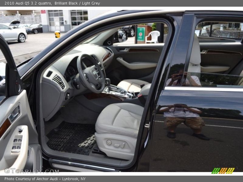 Brilliant Black / Light Grey 2010 Audi Q5 3.2 quattro