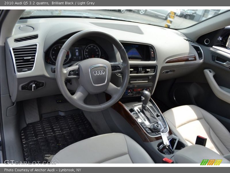 Brilliant Black / Light Grey 2010 Audi Q5 3.2 quattro