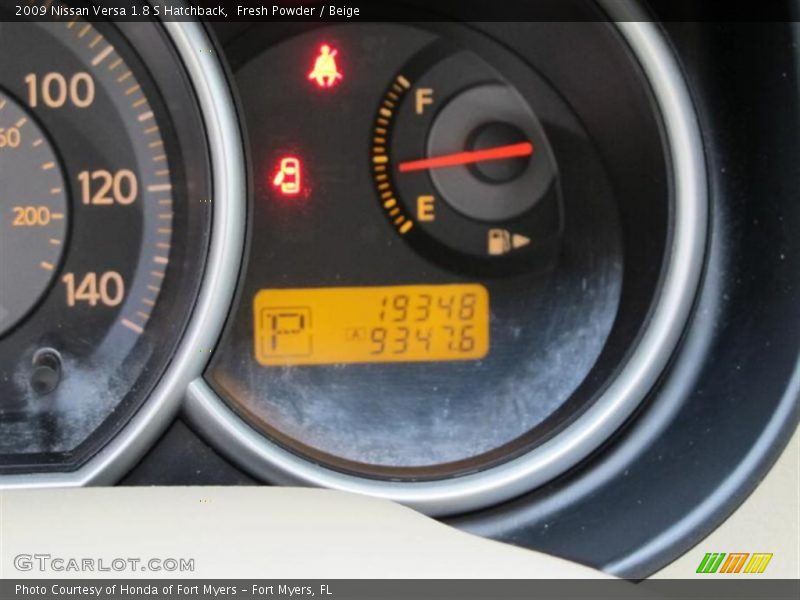 Fresh Powder / Beige 2009 Nissan Versa 1.8 S Hatchback