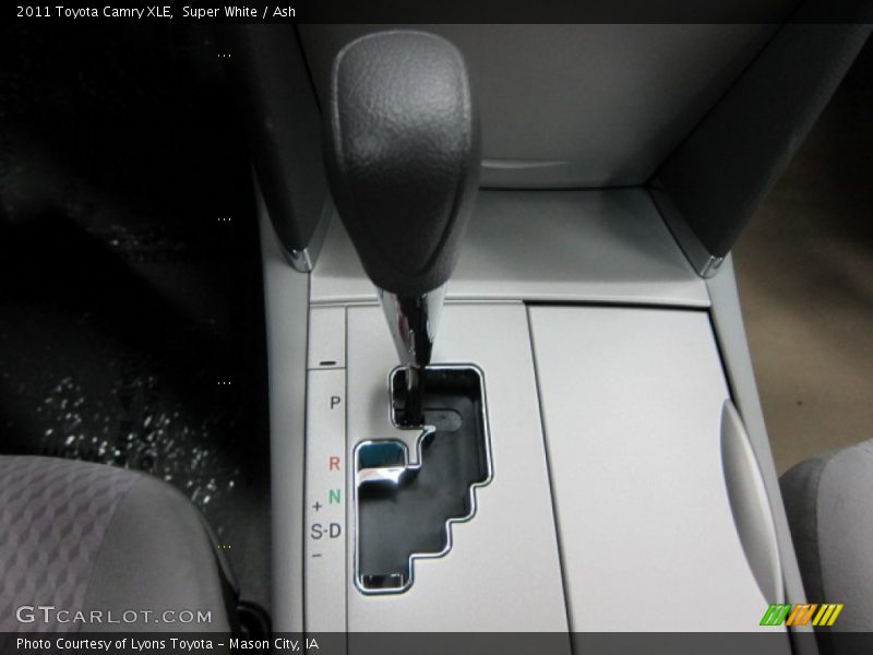 Super White / Ash 2011 Toyota Camry XLE