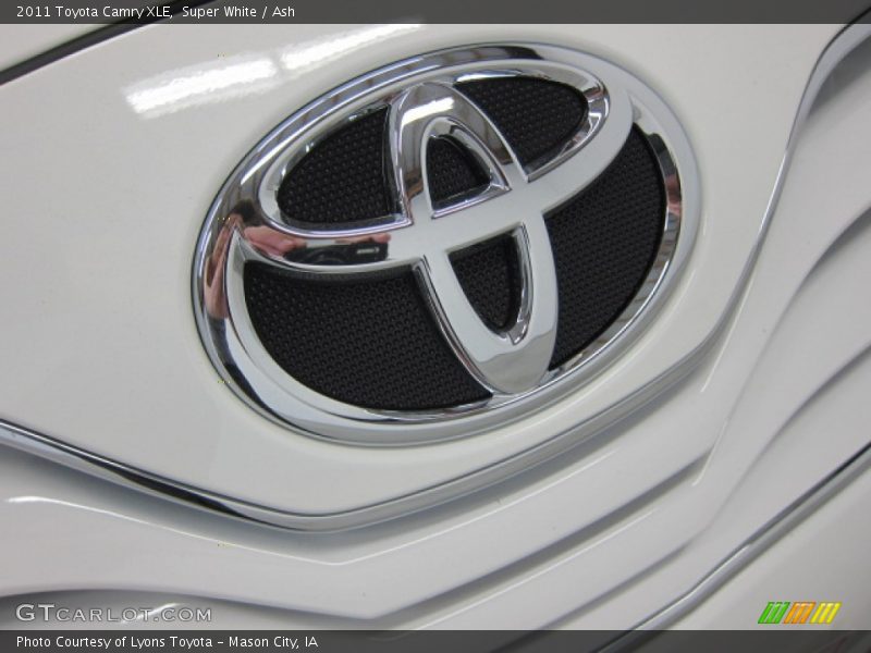 Super White / Ash 2011 Toyota Camry XLE