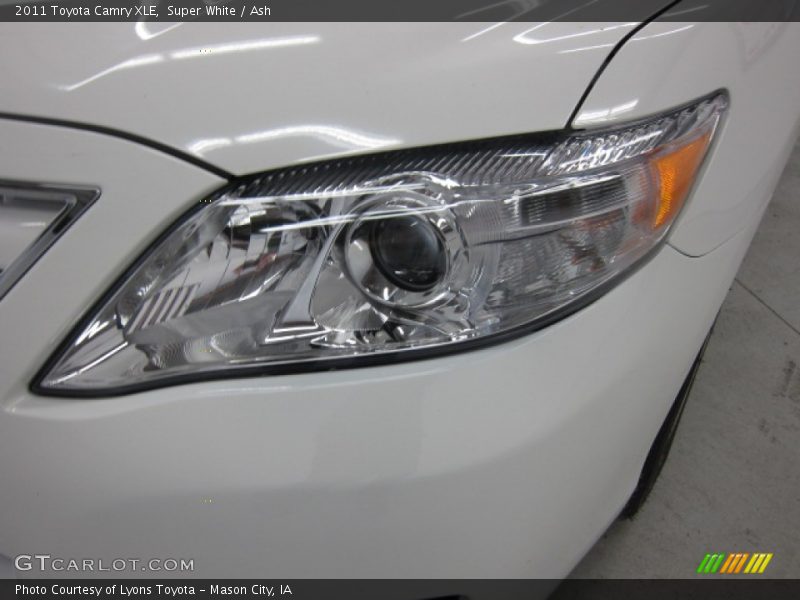 Super White / Ash 2011 Toyota Camry XLE