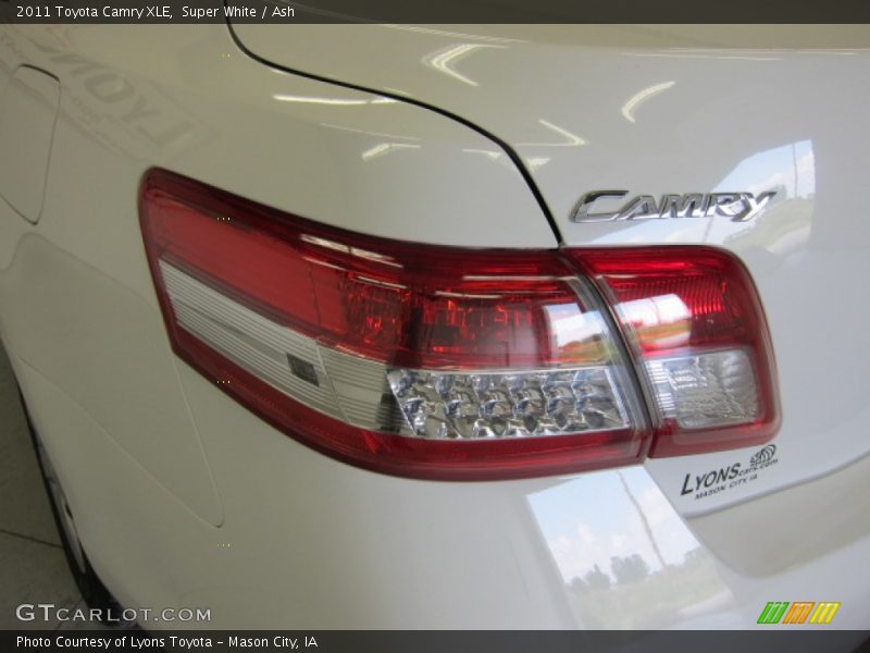 Super White / Ash 2011 Toyota Camry XLE