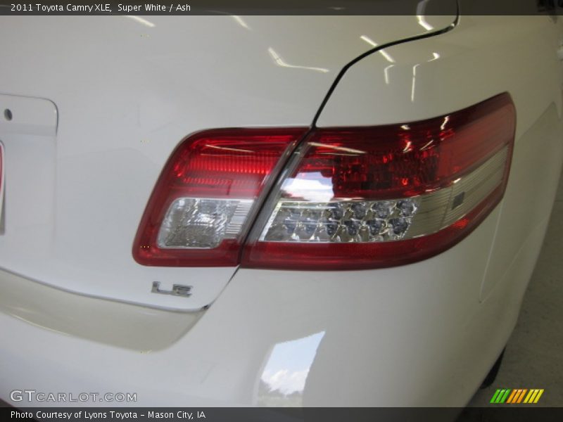 Super White / Ash 2011 Toyota Camry XLE