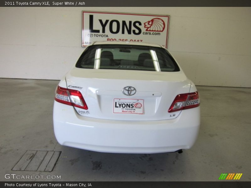 Super White / Ash 2011 Toyota Camry XLE