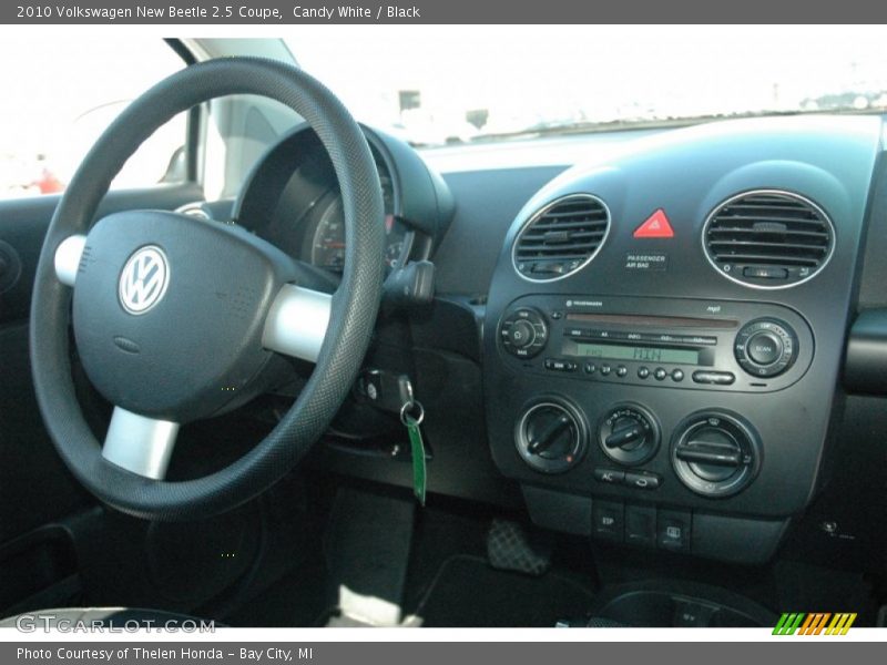 Candy White / Black 2010 Volkswagen New Beetle 2.5 Coupe