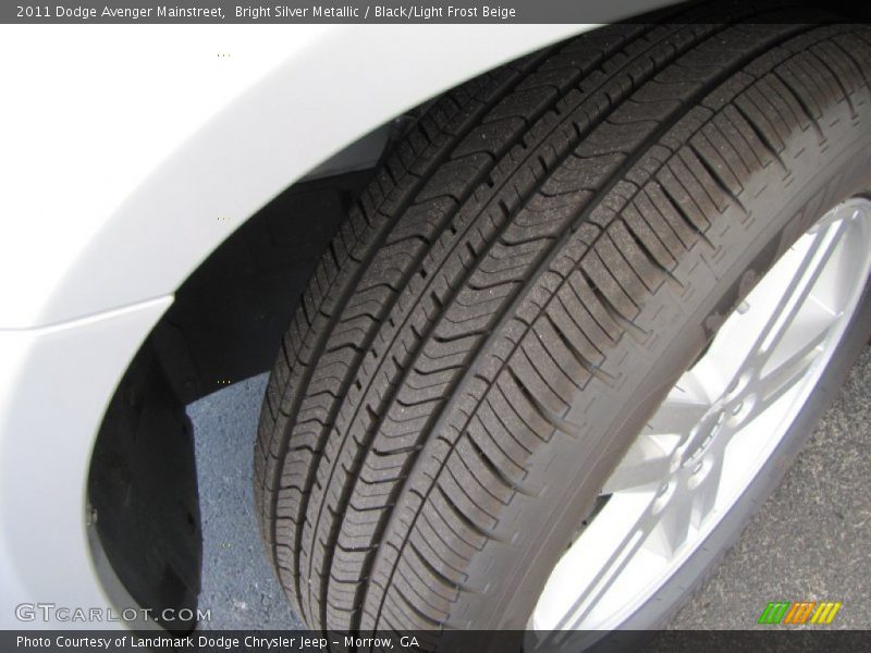 Bright Silver Metallic / Black/Light Frost Beige 2011 Dodge Avenger Mainstreet