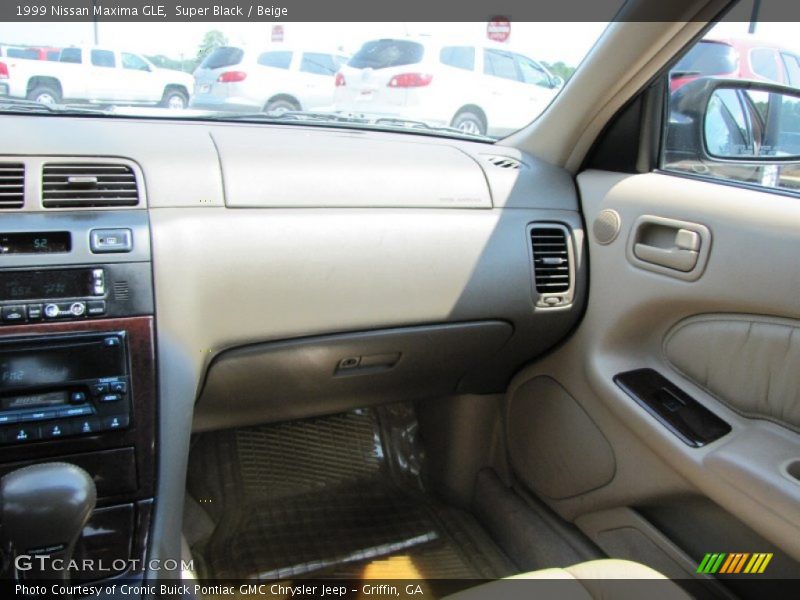 Super Black / Beige 1999 Nissan Maxima GLE