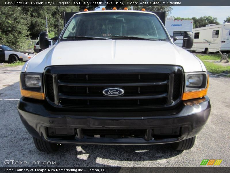 Oxford White / Medium Graphite 1999 Ford F450 Super Duty XL Regular Cab Dually Chassis Stake Truck