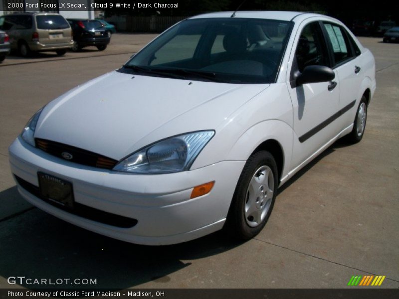 Cloud 9 White / Dark Charcoal 2000 Ford Focus LX Sedan