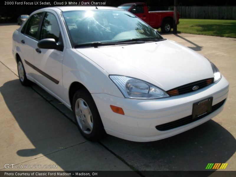 Cloud 9 White / Dark Charcoal 2000 Ford Focus LX Sedan