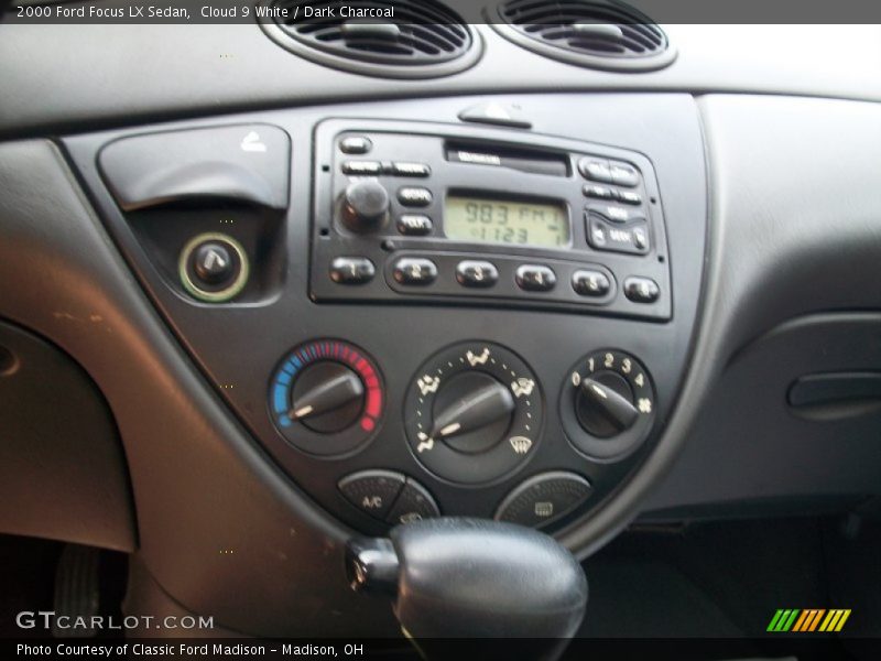 Cloud 9 White / Dark Charcoal 2000 Ford Focus LX Sedan