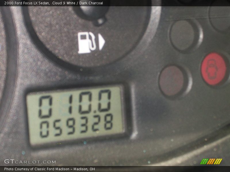 Cloud 9 White / Dark Charcoal 2000 Ford Focus LX Sedan
