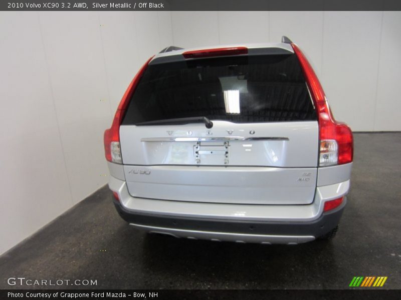 Silver Metallic / Off Black 2010 Volvo XC90 3.2 AWD