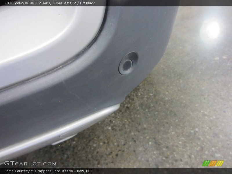 Silver Metallic / Off Black 2010 Volvo XC90 3.2 AWD