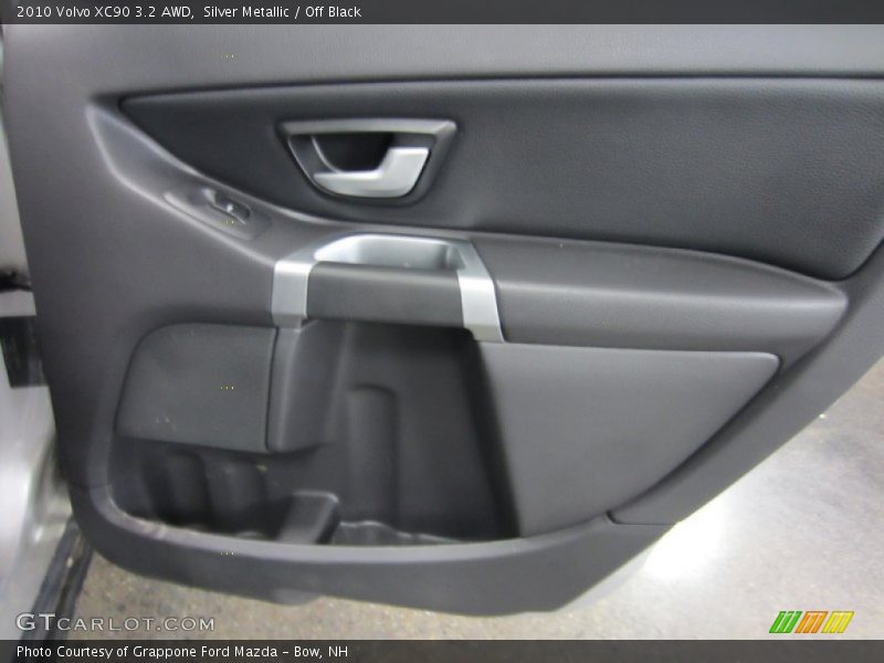 Silver Metallic / Off Black 2010 Volvo XC90 3.2 AWD