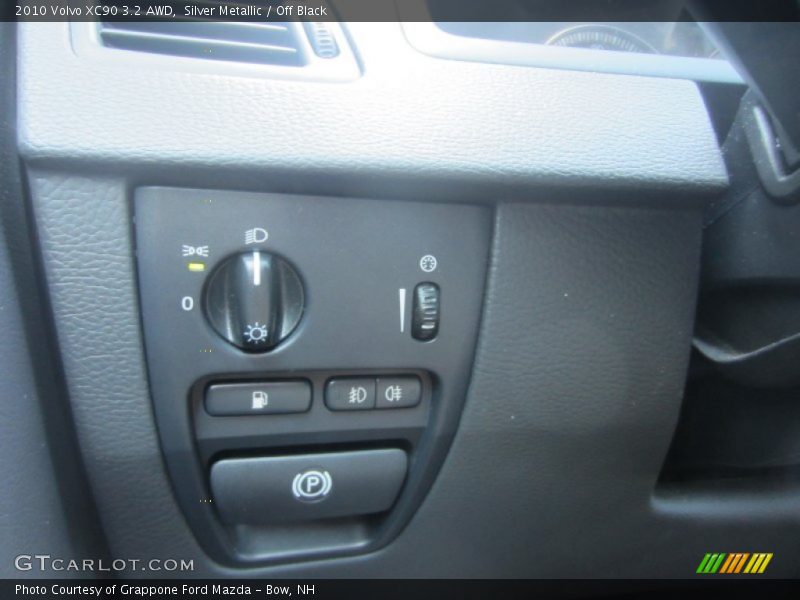 Silver Metallic / Off Black 2010 Volvo XC90 3.2 AWD