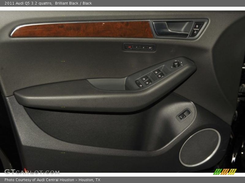 Brilliant Black / Black 2011 Audi Q5 3.2 quattro
