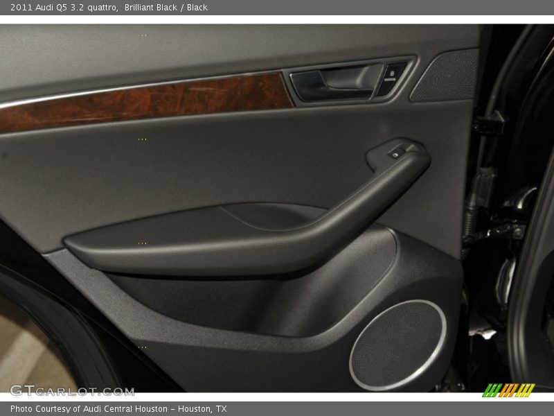 Brilliant Black / Black 2011 Audi Q5 3.2 quattro