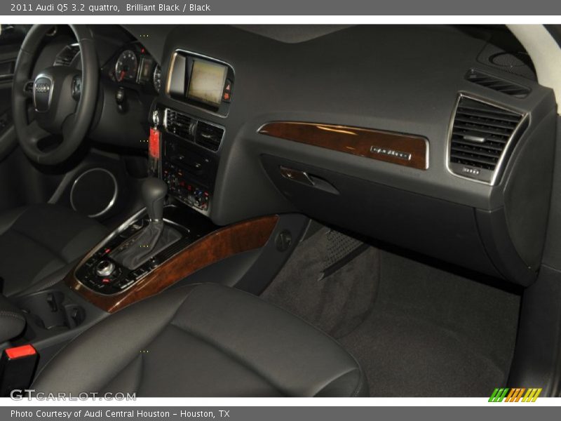Brilliant Black / Black 2011 Audi Q5 3.2 quattro