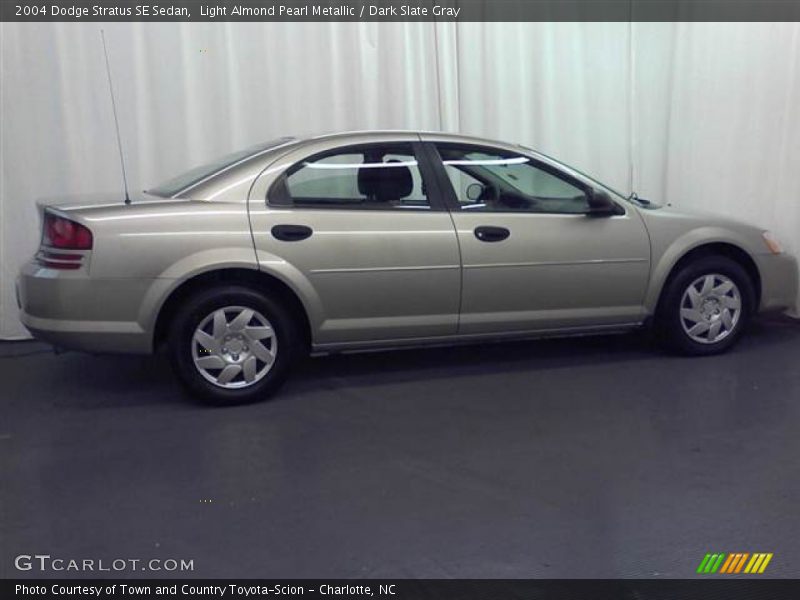 Light Almond Pearl Metallic / Dark Slate Gray 2004 Dodge Stratus SE Sedan