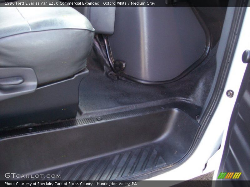 Oxford White / Medium Gray 1996 Ford E Series Van E250 Commercial Extended
