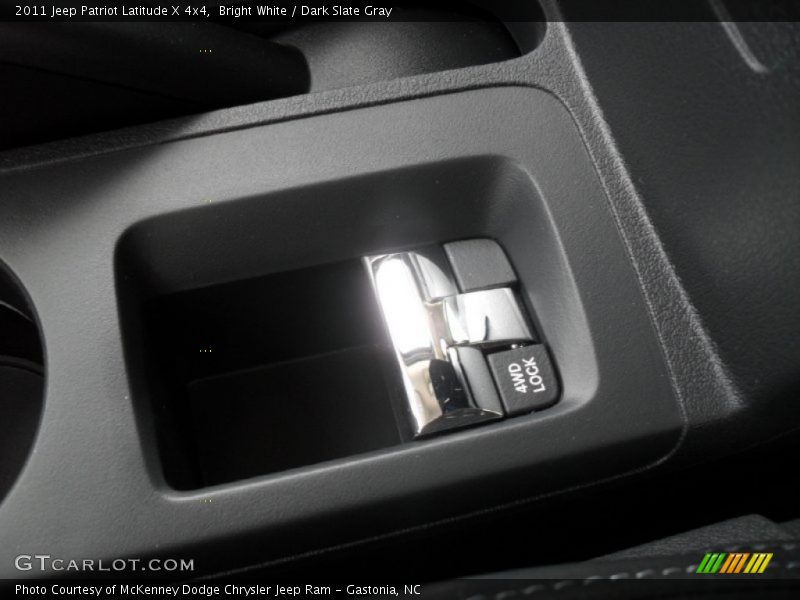 Bright White / Dark Slate Gray 2011 Jeep Patriot Latitude X 4x4