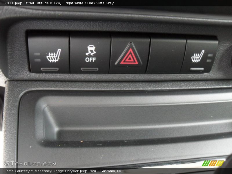 Bright White / Dark Slate Gray 2011 Jeep Patriot Latitude X 4x4