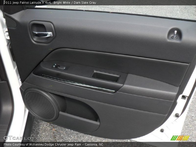 Bright White / Dark Slate Gray 2011 Jeep Patriot Latitude X 4x4