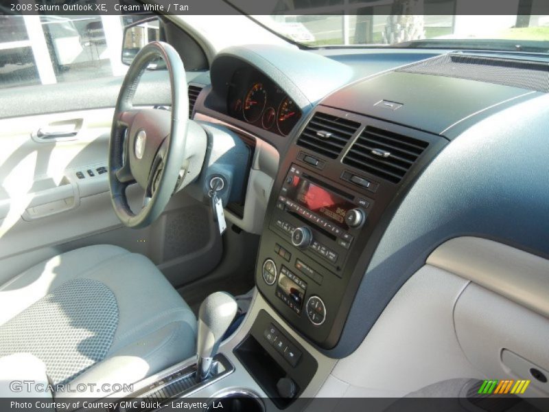 Cream White / Tan 2008 Saturn Outlook XE