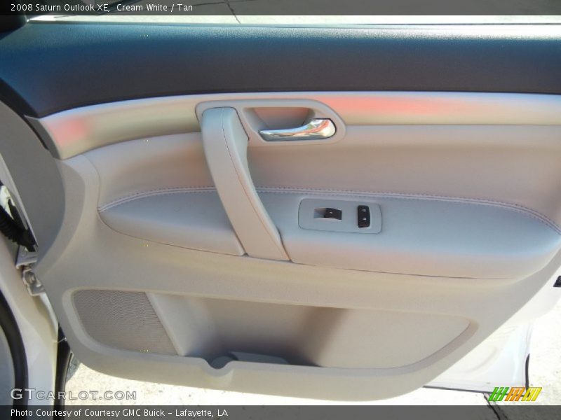 Cream White / Tan 2008 Saturn Outlook XE