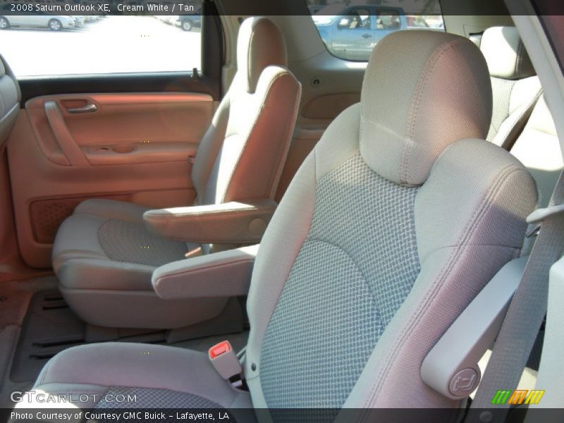 Cream White / Tan 2008 Saturn Outlook XE