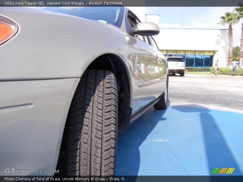 Harvest Gold Metallic / Medium Parchment 2001 Ford Taurus SES