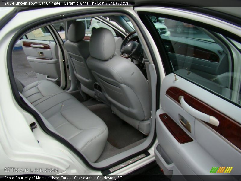 Ceramic White Tri-Coat / Shale/Dove 2004 Lincoln Town Car Ultimate