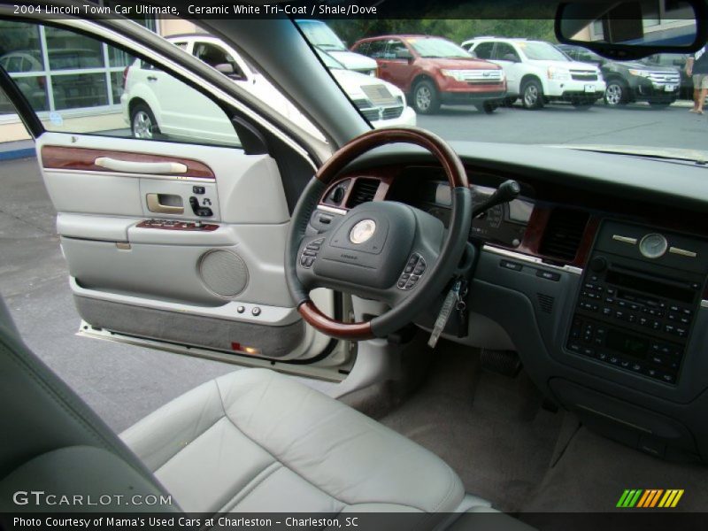 Ceramic White Tri-Coat / Shale/Dove 2004 Lincoln Town Car Ultimate