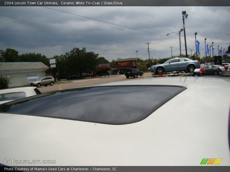 Ceramic White Tri-Coat / Shale/Dove 2004 Lincoln Town Car Ultimate