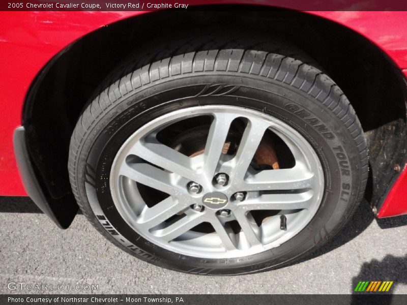 Victory Red / Graphite Gray 2005 Chevrolet Cavalier Coupe