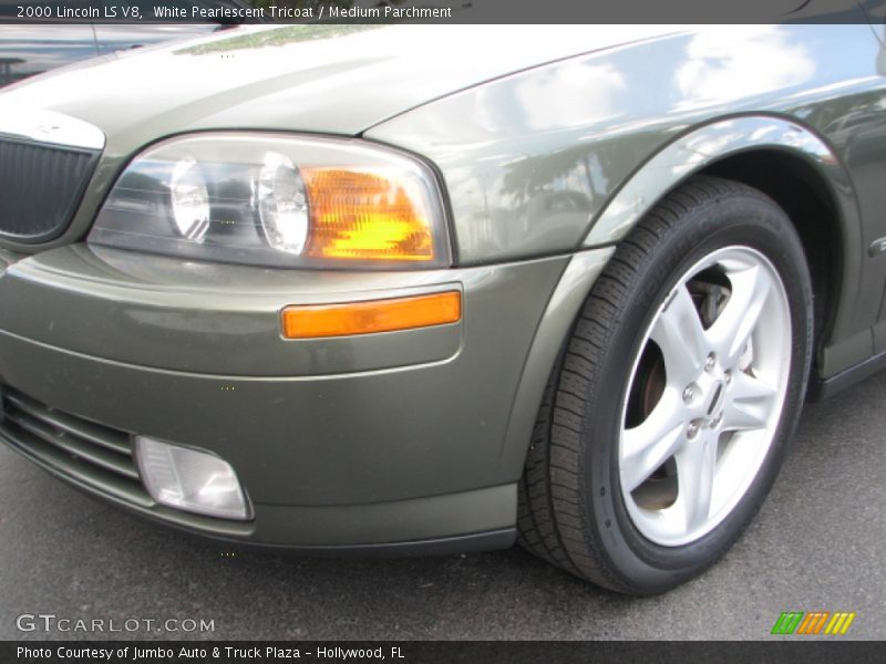 White Pearlescent Tricoat / Medium Parchment 2000 Lincoln LS V8